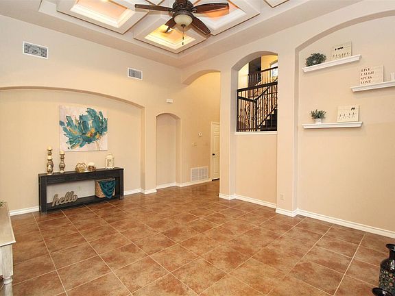 3rd image of 105 Queen Palm Dr