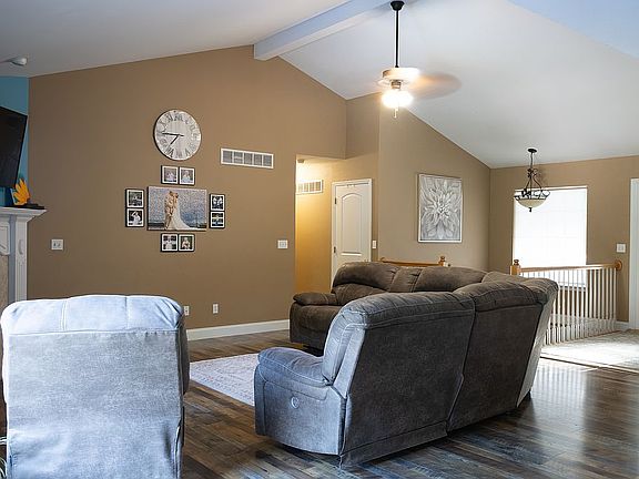 3rd image of 14 Worthington Dr