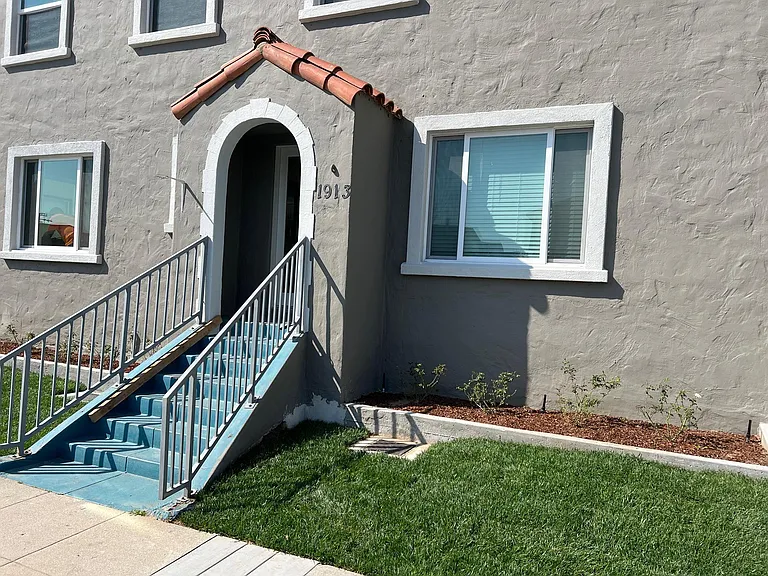 1913 Cabrillo Ave #C — Photo 2