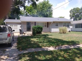 409 E 4th St, Altamont, KS 67330