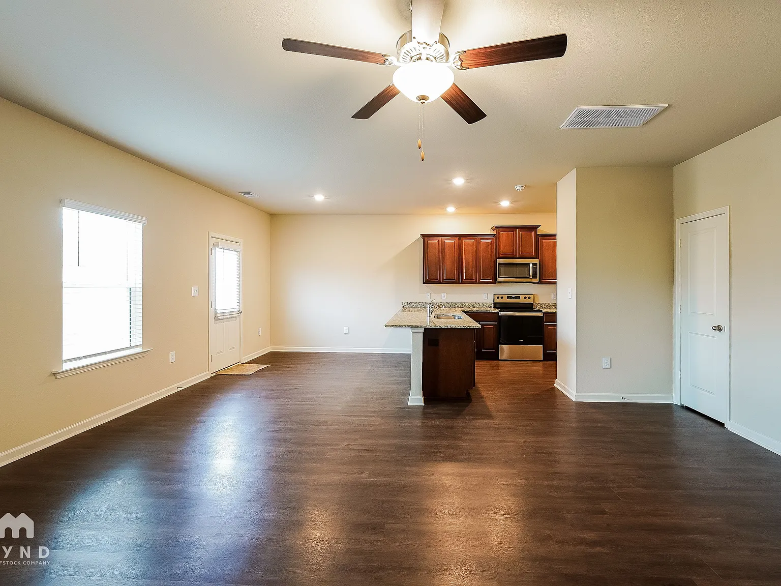 3 bed, 2.5 bath, 1689 sqft, $1,474 — Photo 3