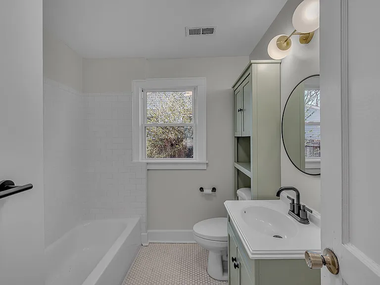 914 W Greenwood Ave — Photo 2