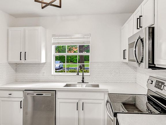 3rd image of 9101 Gervais Cir