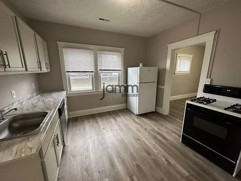 3026 Monroe Ave — Photo 3