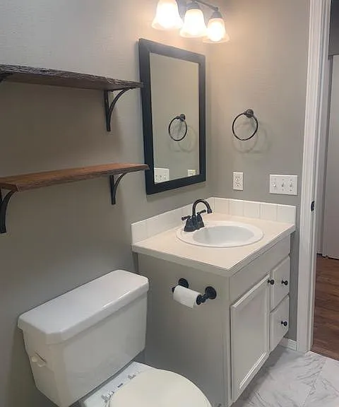Upstairs Bathroom (BA-2)