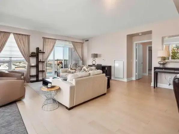 2470 Prince Michael Dr #404, Oakville, ON L6H 0G9