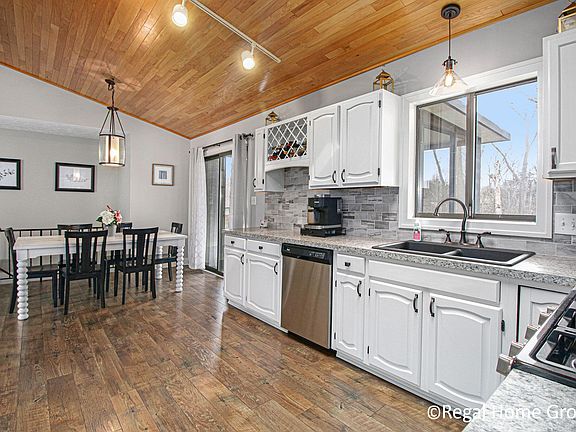 2nd image of 2253 Skyline Dr NW