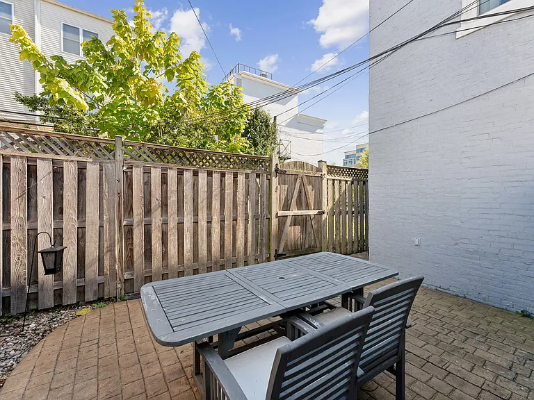306 L St SE — Photo 39