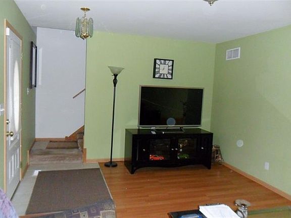3rd image of 400 Manor Dr