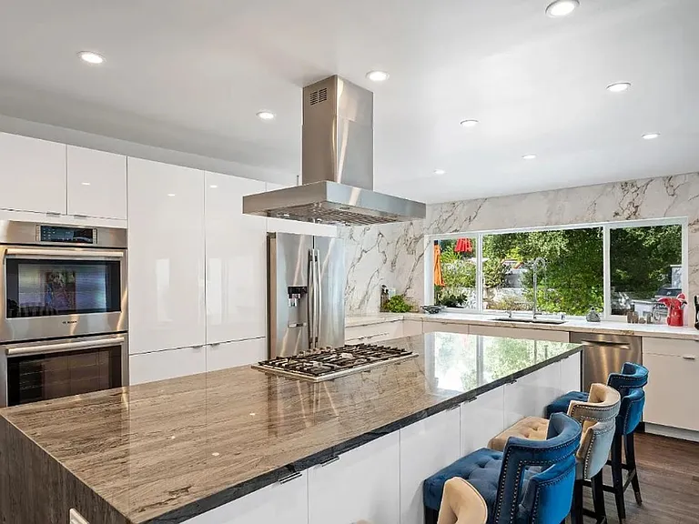 820 Foothill Ln — Photo 8
