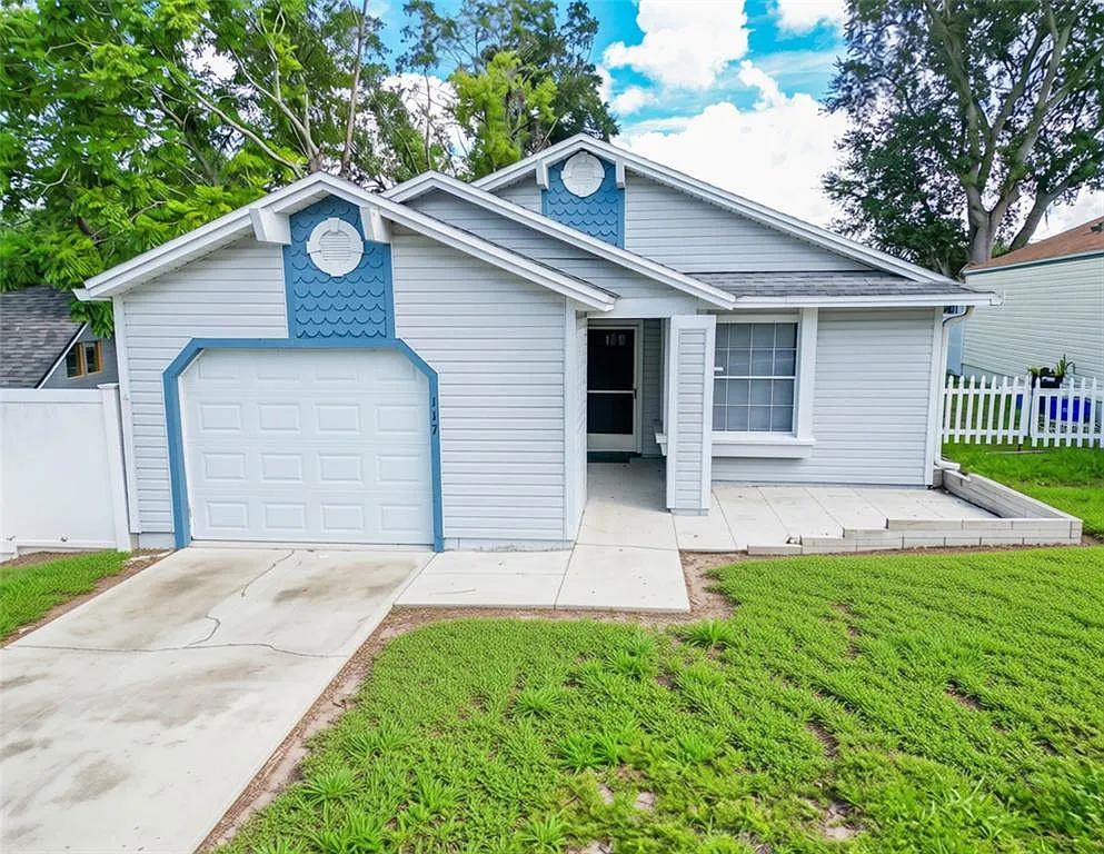 3 bed, 2.0 bath, 1228 sqft, $2,100 — Photo 1