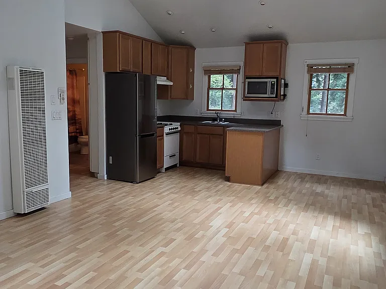 Crest Dr — Photo 2