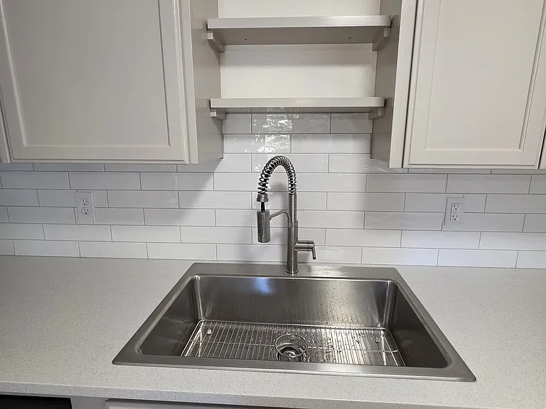 Large sink with the dishwasher next to it for ease.