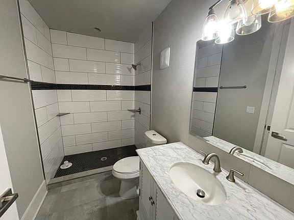 3rd image of 2727 Houston Ave #304