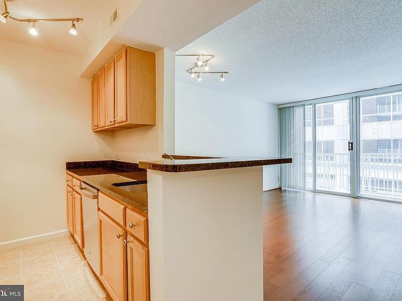 2nd image of 880 N Pollard St APT 526