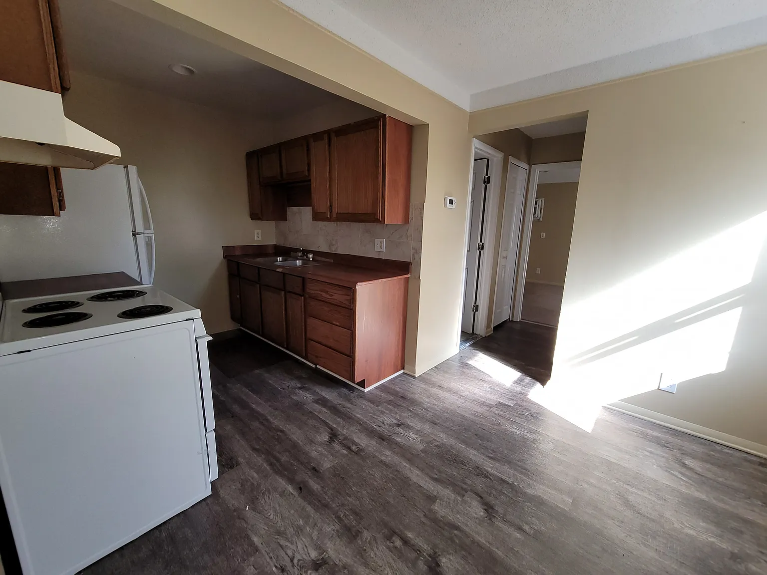 1 bed, 700 sqft, $1,050 — Photo 2