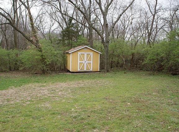 4th image of 210 Country Ln
