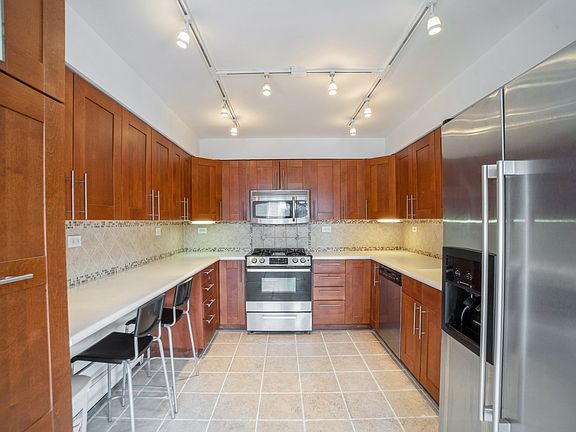 5th image of 930 Ontario St APT 4F