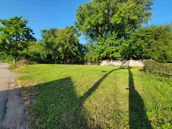 25 Bissel Ln, Dubuque, IA 52001