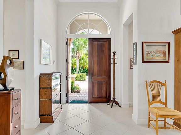 4th image of 210 Lakeview Way