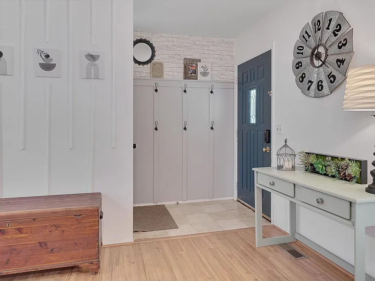 409 Northclift Dr — Photo 2