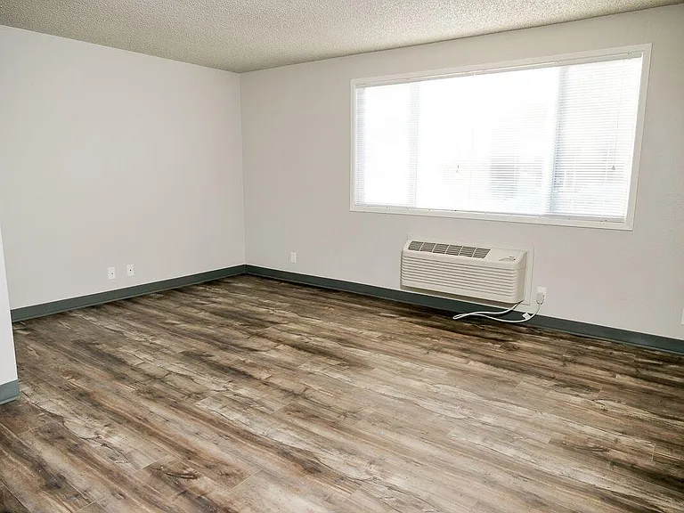 35 SW McKinley Ave — Photo 4