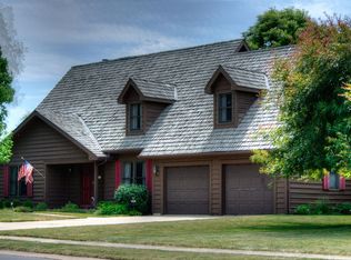 7 Saddlewood Ct, Sugar Grove, IL 60554