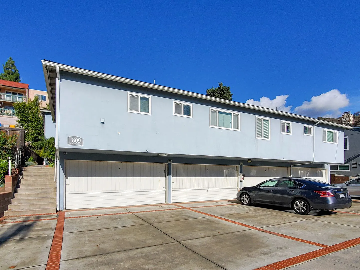 Spacious 2BR Apartment in North Glendale | Hardwood Floor, Garage Parking & Central A/C — Photo 1
