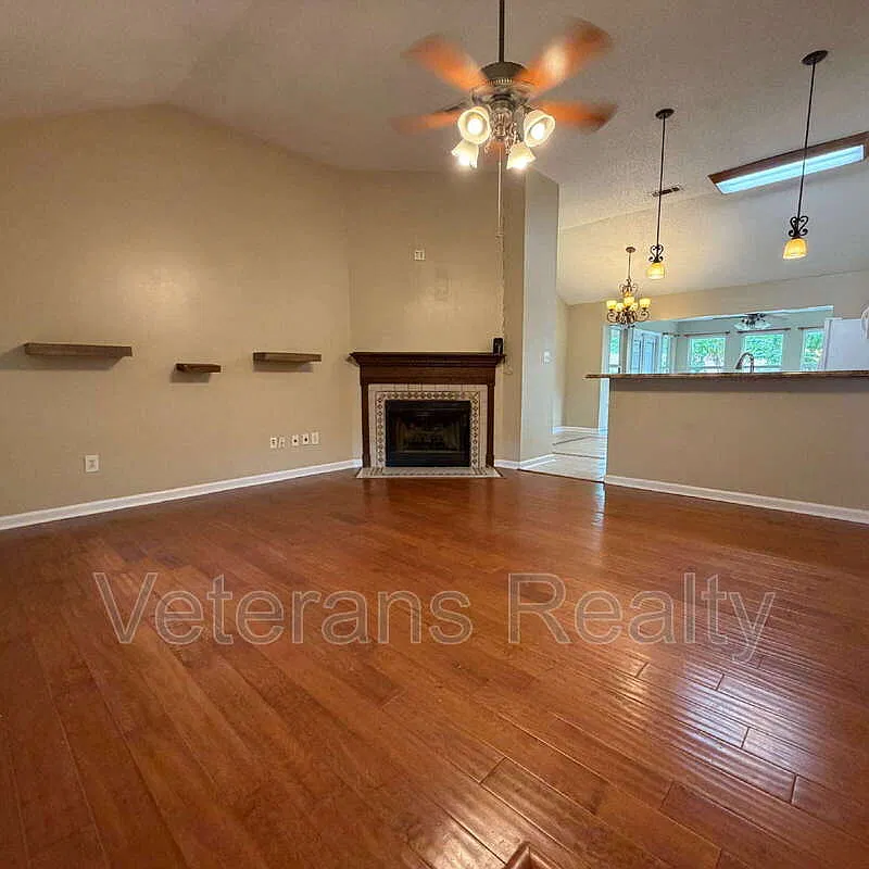 3 bed, 2.0 bath, 1460 sqft, $1,650 — Photo 3
