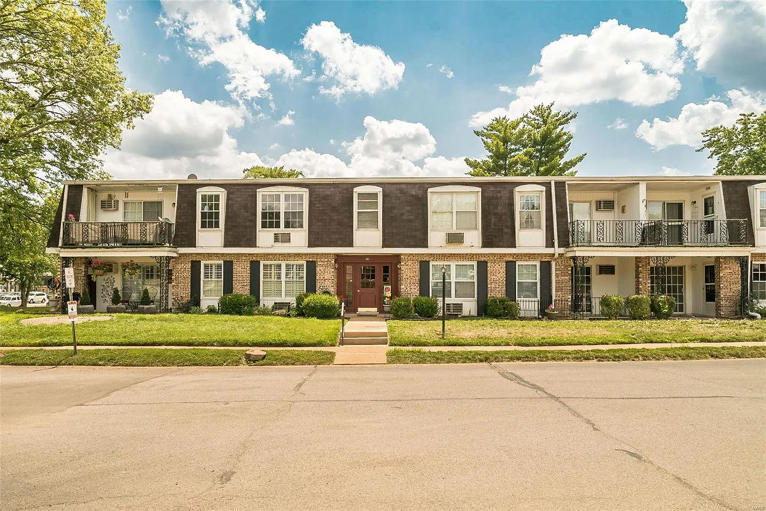 800 Dumont Pl APT D photo 1