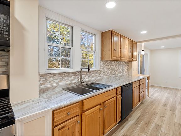 5th image of 208 Dennis Ave