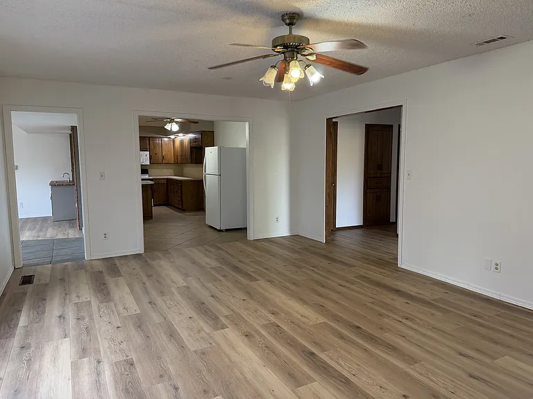 202 N Cimarron Dr — Photo 4