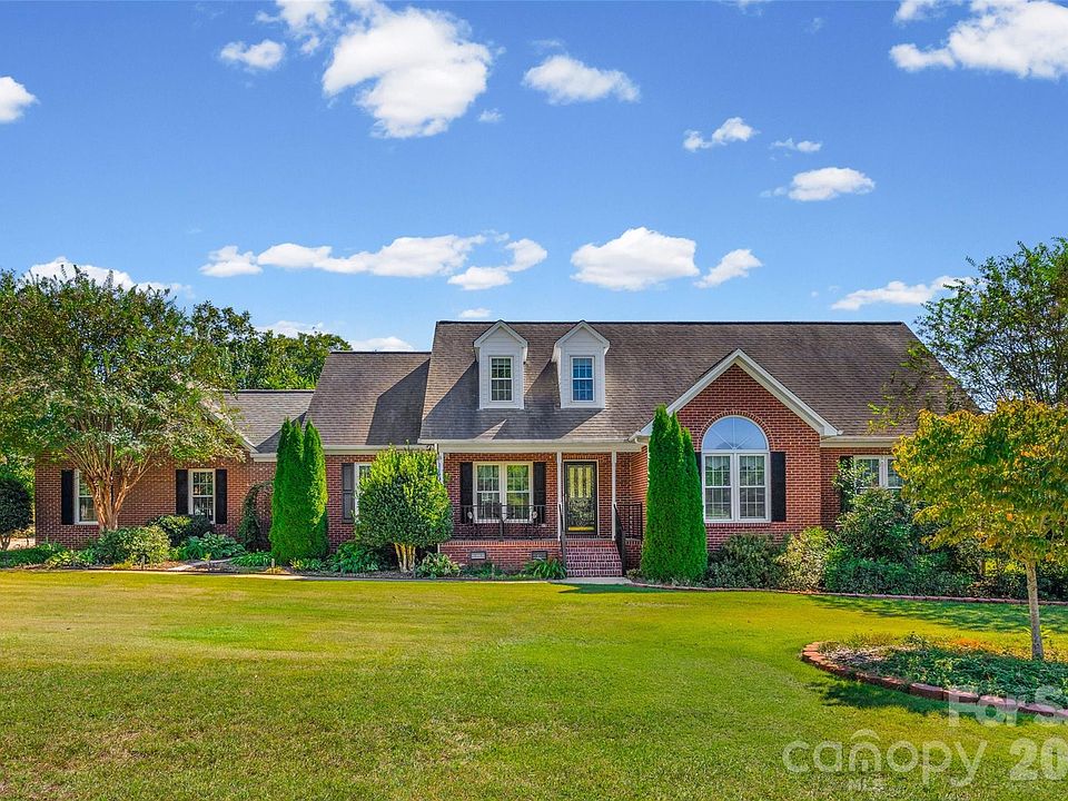 1st image of 705 Carrollton Pl