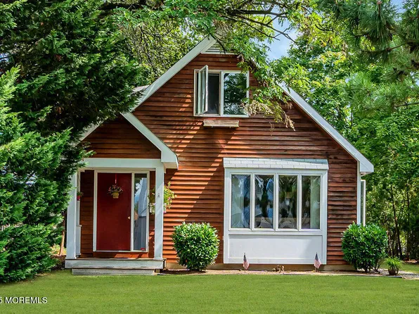 17 Woodrow Street, Oakhurst, NJ 07755