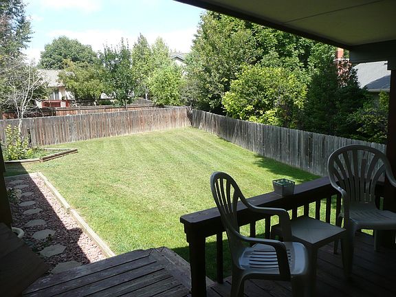 Wooden Deck/Large Backyard