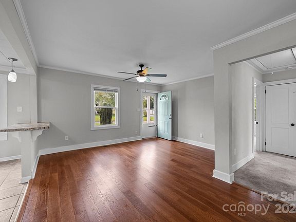 5th image of 704 Holmes St