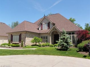 8 River Side Dr, Rocky River, OH