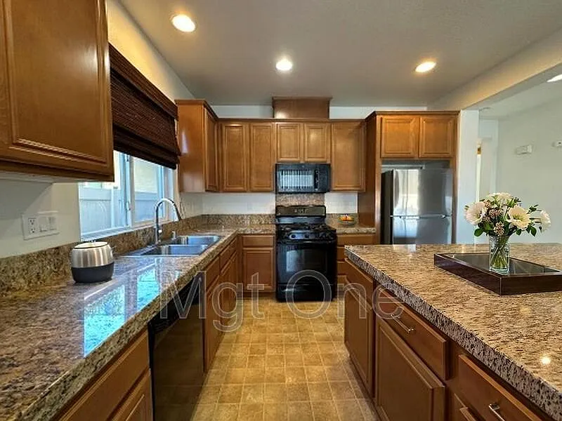 4 bed, 2.0 bath, 2582 sqft, $3,100 — Photo 3