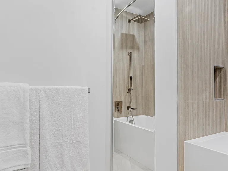 644 E 14th St #308 — Photo 9
