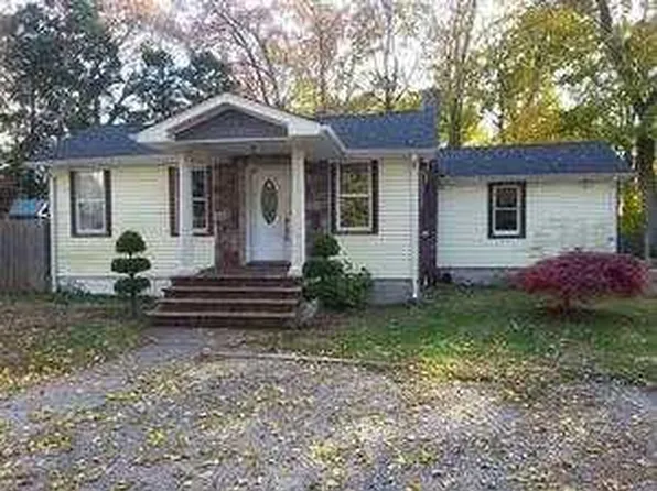 52 Ferndale Ave, Selden, NY 11784