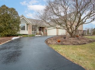2 Canterbury Ct, Lake In The Hills, IL 60156