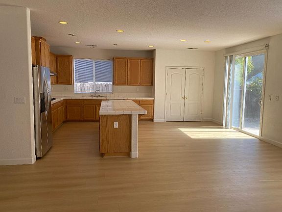 4th image of 30 Diamondwood Ct