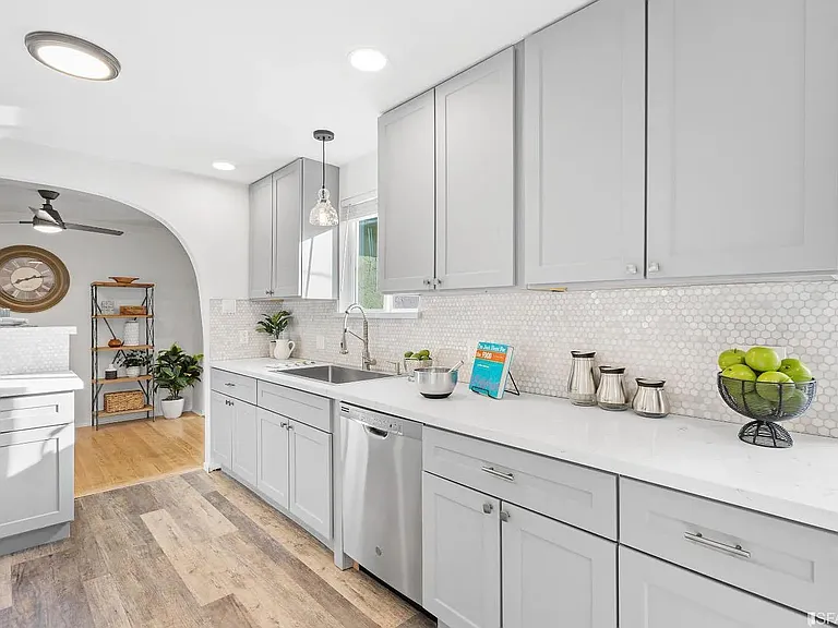 555 Claremont Dr — Photo 13