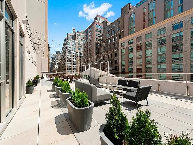 321 W 37th St #5D — Photo 10