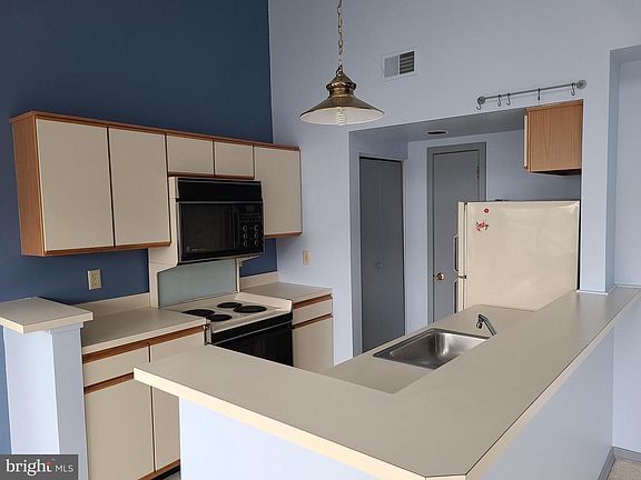 4th image of 285 Girard St APT C