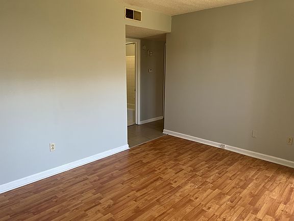 3rd image of 909 Cotton Ave SW APT B