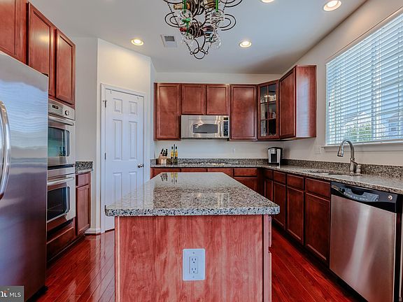 4th image of 143 E Meadow Dr