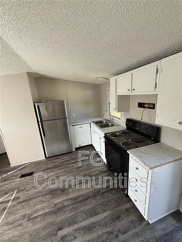 3160 Dunn St — Photo 1