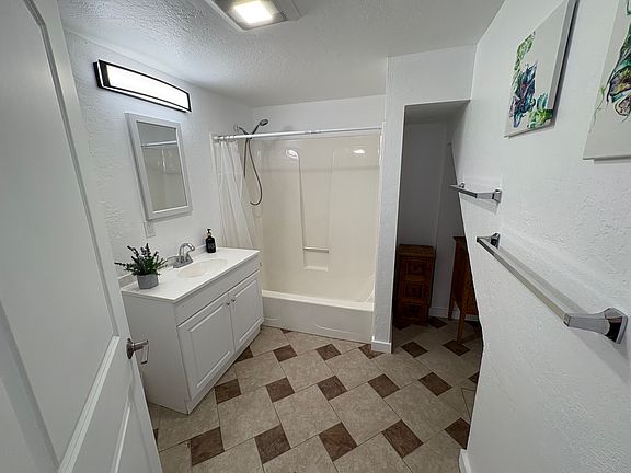 4th image of 1044 Winnemucca Ave