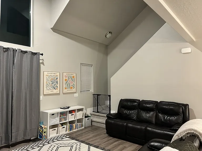 914 S 2610 E — Photo 2